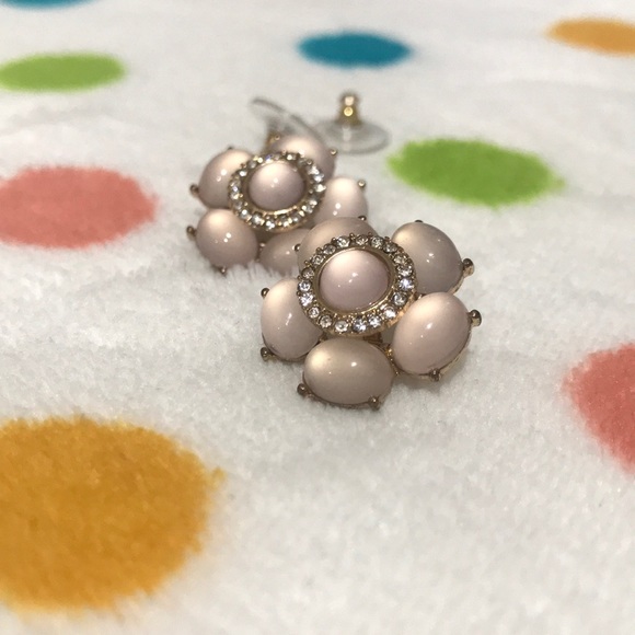 Beautiful floral stud earrings 🌸 - Picture 2 of 4